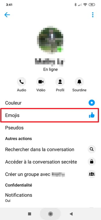 Appuyez sur « Emojis » pour changer l’icône du pouce bleu. © Facebook