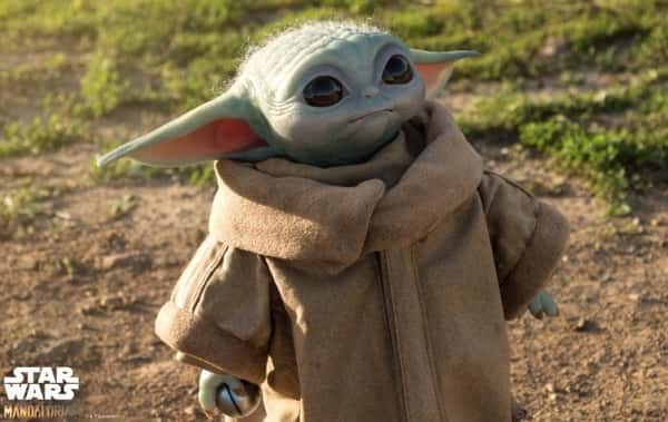 Baby Yoda est de loin le personnage le plus populaire de la série The Mandalorian. © Disney