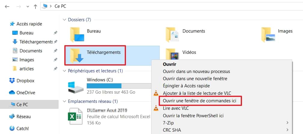 Faites un clic droit sur un dossier tout en appuyant sur la touche « Maj » pour que l’option « Ouvrir une fenêtre de commandes ici » apparaisse. © Microsoft