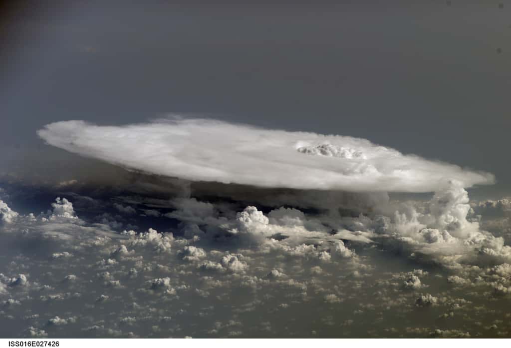 Tourelle orageuse photographiée de la Station spatiale internationale. © Nasa