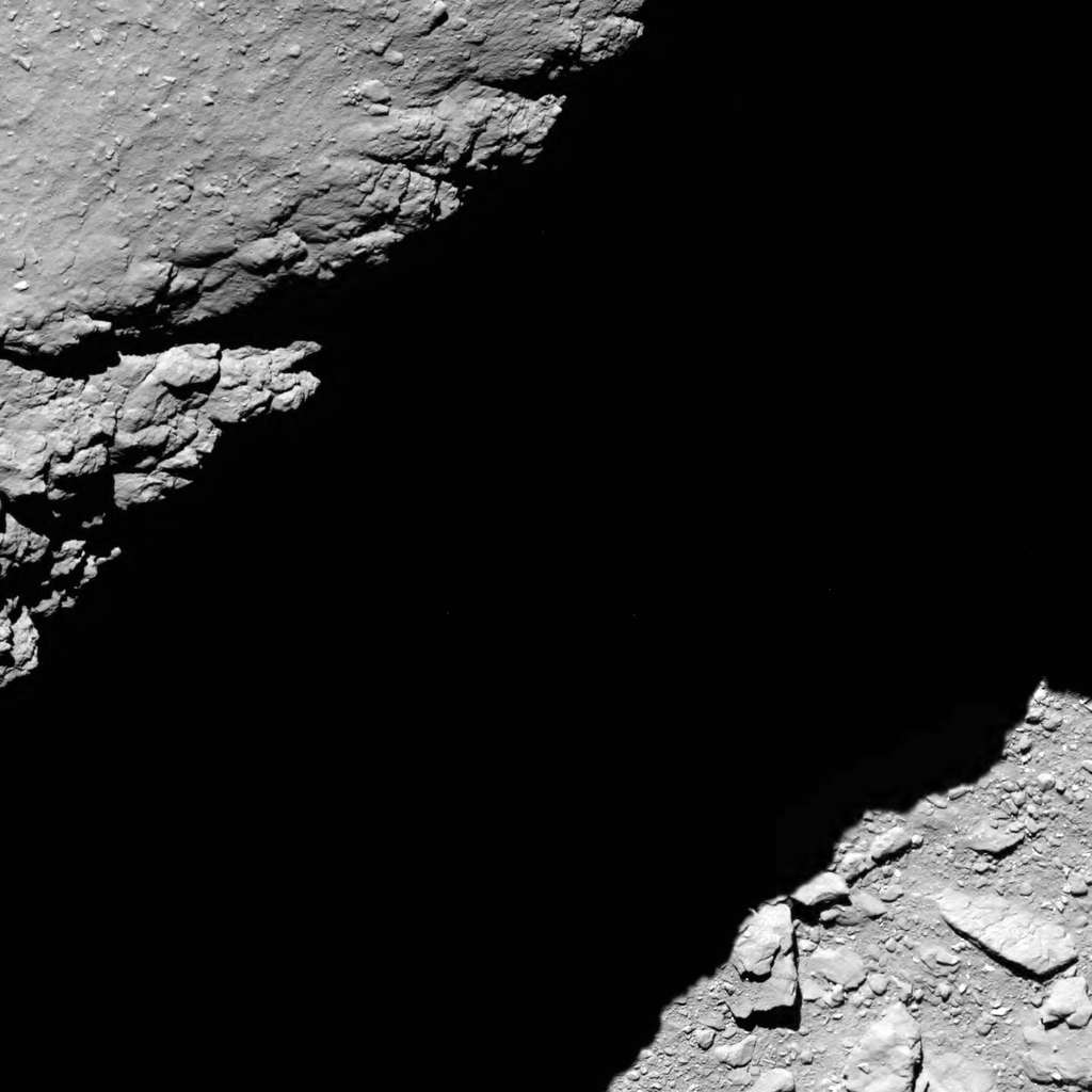 Image prise par la caméra à angle étroit d’Osiris à 12 h 14 (10 h 14 TU). Rosetta n’était plus qu’à 1,2 km de la surface de Tchouri. La résolution est de 2,3 cm par pixel. La largeur de l’image est de 33 mètres. © ESA, Rosetta, MPS for OSIRIS Team MPS, UPD, LAM, IAA, SSO, INTA, UPM, DASP, IDA