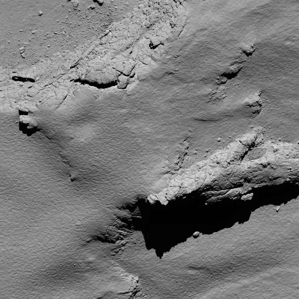 Image prise par la caméra à angle étroit d’Osiris à 10 h 21 (08 h 21 TU). Rosetta était à 5,7 km de la surface. La résolution est de 11 cm par pixel. Largeur de l’image : 225 mètres. © ESA, Rosetta, MPS for OSIRIS Team MPS, UPD, LAM, IAA, SSO, INTA, UPM, DASP, IDA