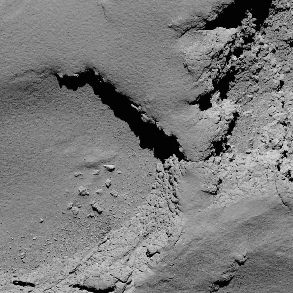 La région Ma’at est en vue. Image prise par la caméra à angle étroit d’Osiris à 10 h 18 (8 h 18 TU). Rosetta était à 5,8 km seulement de la surface. La résolution est de 11 cm par pixel. Largeur de l’image : 225 mètres. © ESA, Rosetta, MPS for OSIRIS Team MPS, UPD, LAM, IAA, SSO, INTA, UPM, DASP, IDA