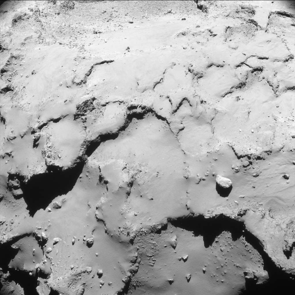 La toute dernière image capturée avec la NavCam de Rosetta, depuis le début de la mission il y a 12 ans et demi. Elle a été prise à 00 h 59 TU (02 H 59, heure de Paris) le 30 septembre 2016. La sonde était alors à 17,4 km du centre du noyau cométaire et à 15,4 km de la surface. La résolution est de 1,5 mètre par pixel. La largeur de l'image est de 1,5 km. © ESA, Rosetta, NavCam, CC BY-SA IGO 3.0