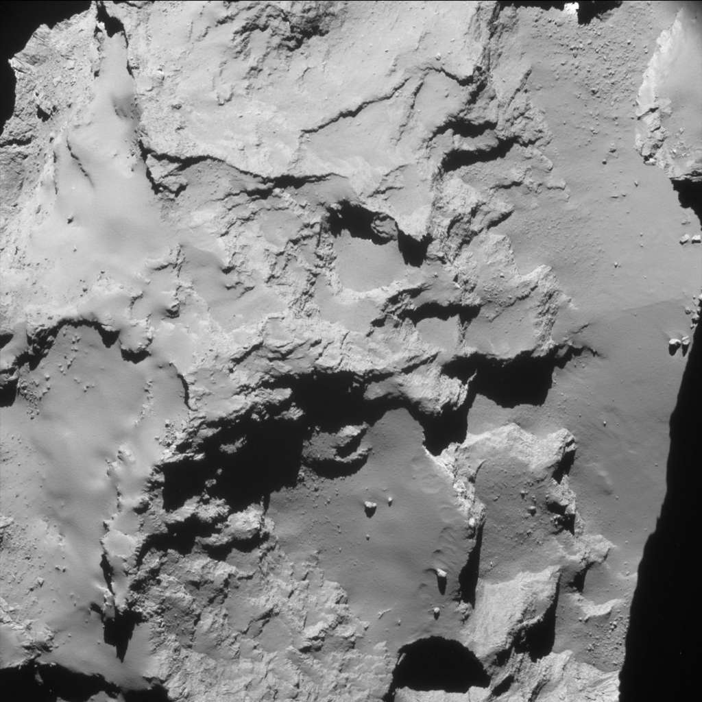 La première de cette ultime série a été prise le 29 septembre à 22 h53 TU (soit 00 h 53, le 30 septembre en France métropolitaine). La sonde était alors à 20 km du centre de Tchouri. Les régions qui apparaissent sur l'image sont Hapi, Seth et Ash situées sur le plus grand des deux lobes du noyau cométaire. La résolution est de 1,7 mètre par pixel. © ESA, Rosetta, NavCam, CC BY-SA IGO 3.0