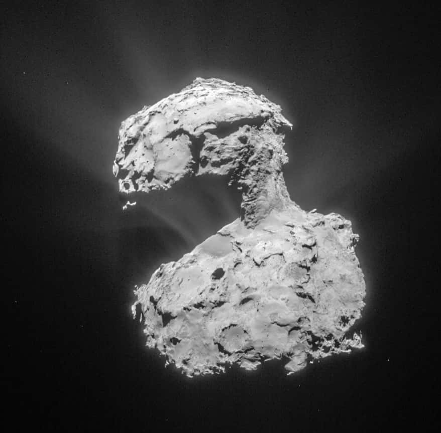 Le noyau de la comète Tchouri photographié par la sonde Rosetta qui l’a épié durant deux ans. Étudier ces corps célestes venus des confins glacés du Système solaire et considérés comme de véritables fossiles de sa formation est une occasion pour les chercheurs d’en savoir plus sur nos origines. © ESA, Rosetta, MPS for OSIRIS Team MPS, UPD, LAM, IAA, SSO, INTA, UPM, DASP, IDA