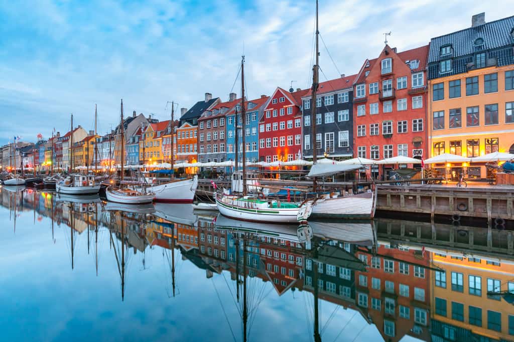 La ville de Copenhague présente un double avantage pour le bien-être : la proximité des espaces bleus et les gens apprécient la compagnie des autres. © Kavalenkava, Adobe Stock