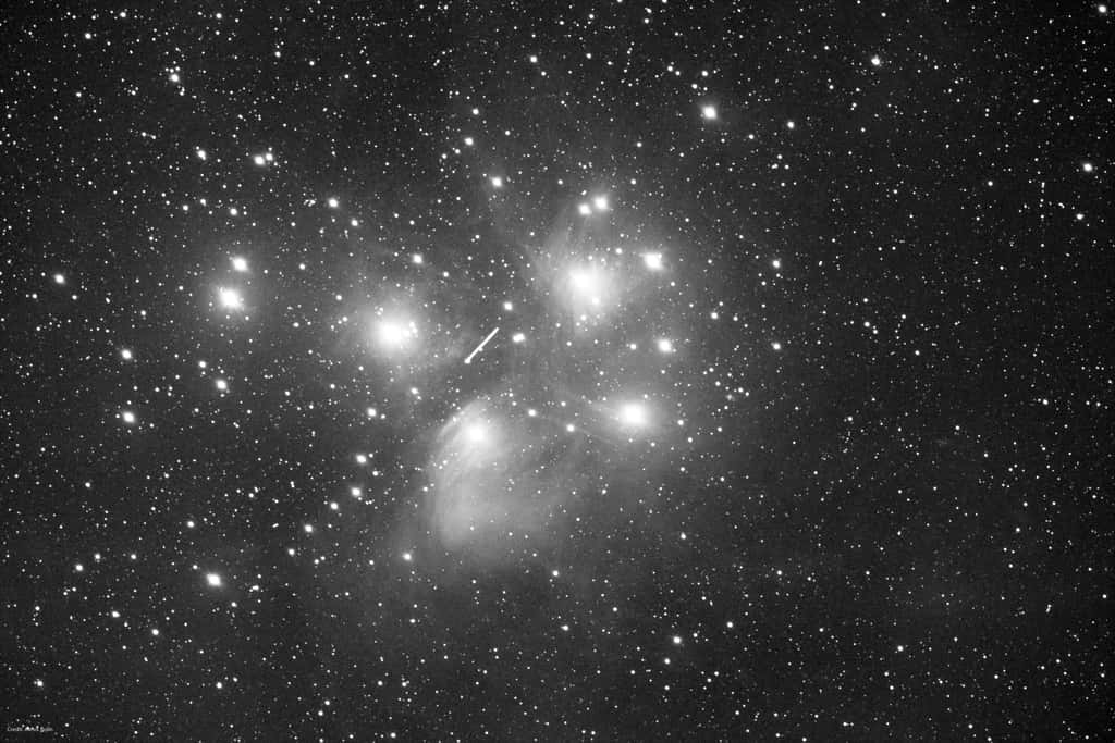 Sur cette image, La cible de l’observation est le satellite Cosmos 2522 (Norad 42939). Il s’est avéré que, lors de l’observation, le satellite est passé devant l’amas ouvert des Pléiades (M45). Les 10 secondes de l’observation ont permis de faire ressortir les premiers détails de la nébuleuse formée par les nuages de gaz entourant les étoiles de l’amas. © Aldoria