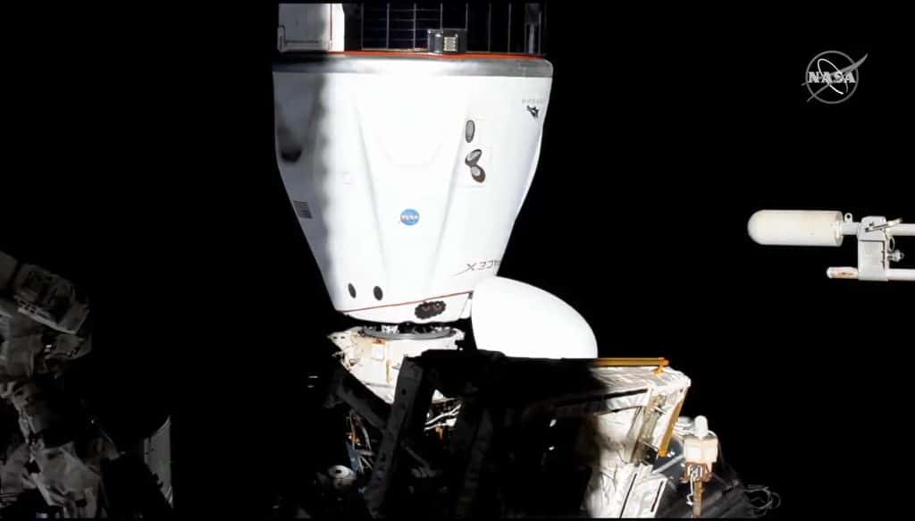 Le SpaceX Crew-2 Dragon est représenté après avoir manœuvré jusqu'à l'adaptateur d'amarrage international orienté vers l'espace du module Harmony. © Nasa TV