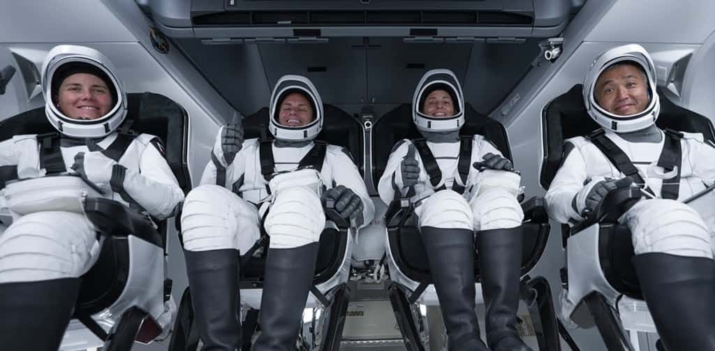 Les quatre astronautes à bord du vaisseau Crew Dragon qui les transporte jusqu'à la Station spatiale. © SpaceX