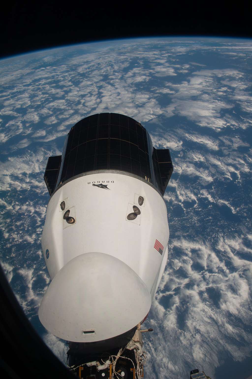 Le Crew Dragon à bord duquel redescendra Thomas Pesquet. On le voit amarré au module Harmony de l'ISS. © Nasa