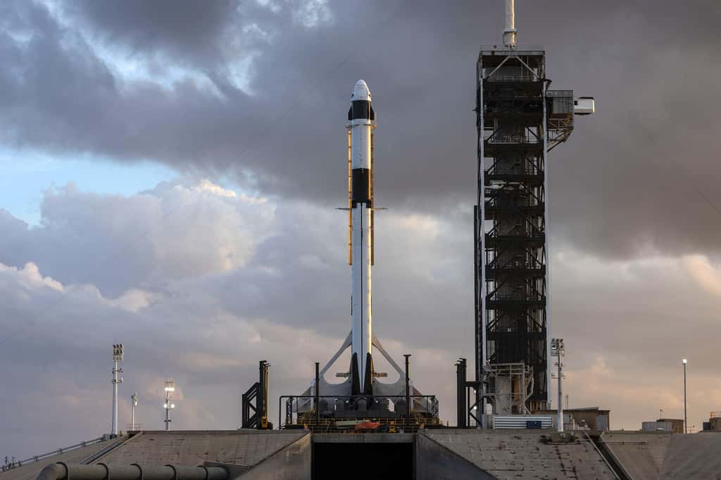 Le Crew Dragon de SpaceX sur son pas de tir. Ce système de transport habité réalisera samedi 2 mars son premier vol d'essai. Il sera inhabité. © SpaceX
