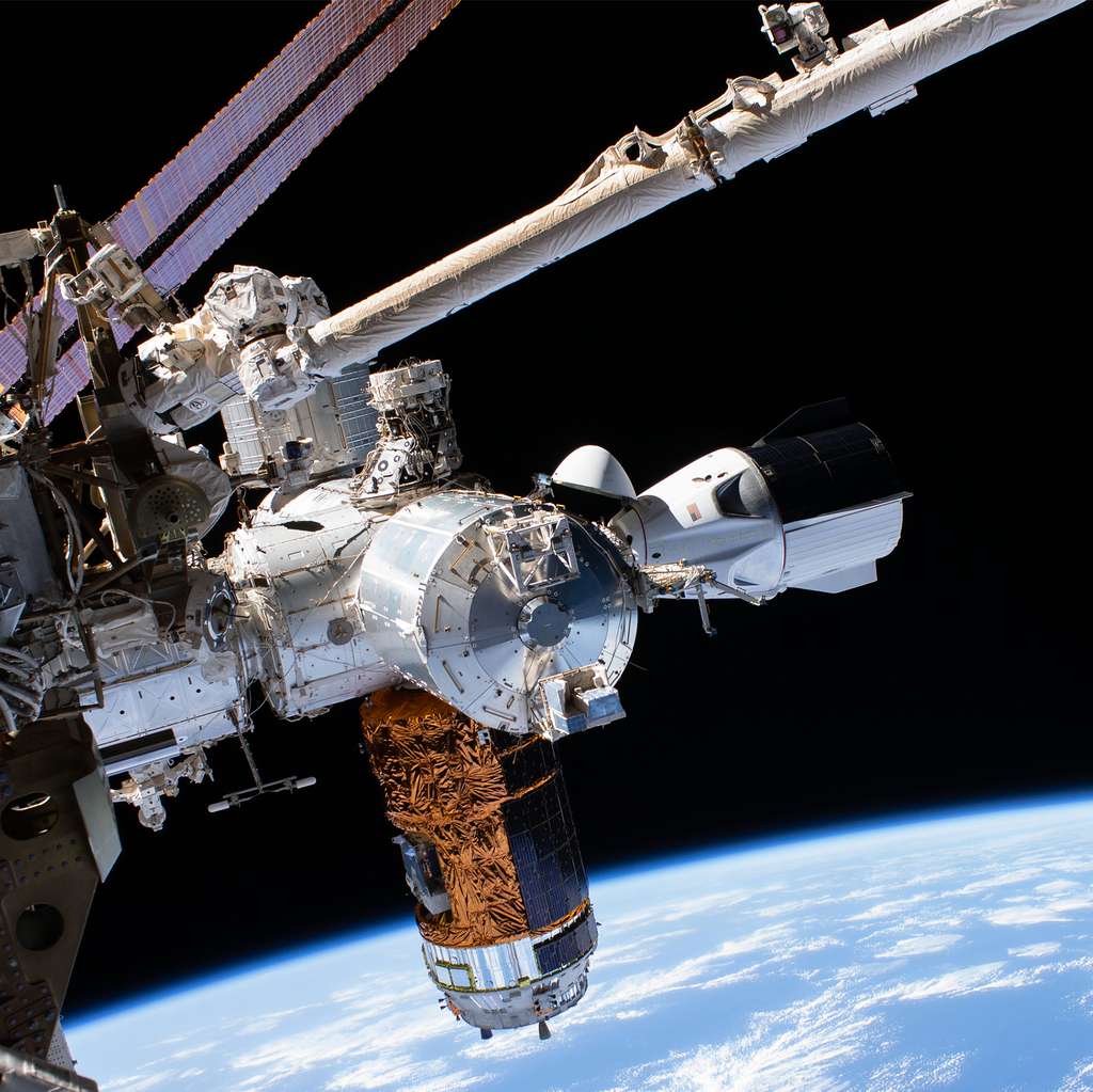 Le Crew Dragon de SpaceX amarré à la Station spatiale internationale à côté du cargo HTV japonais (1<sup>er </sup>juillet 2020). © Nasa
