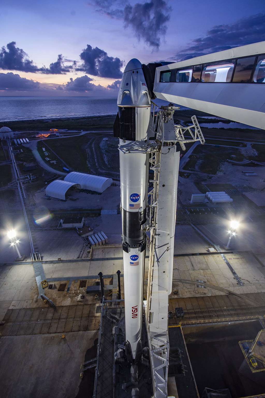 Le système de transport spatial de SpaceX, composé du lanceur Falcon 9 et du véhicule habité Crew Dragon, sur son pas de tir du Centre spatial Kennedy de la Nasa. © SpaceX