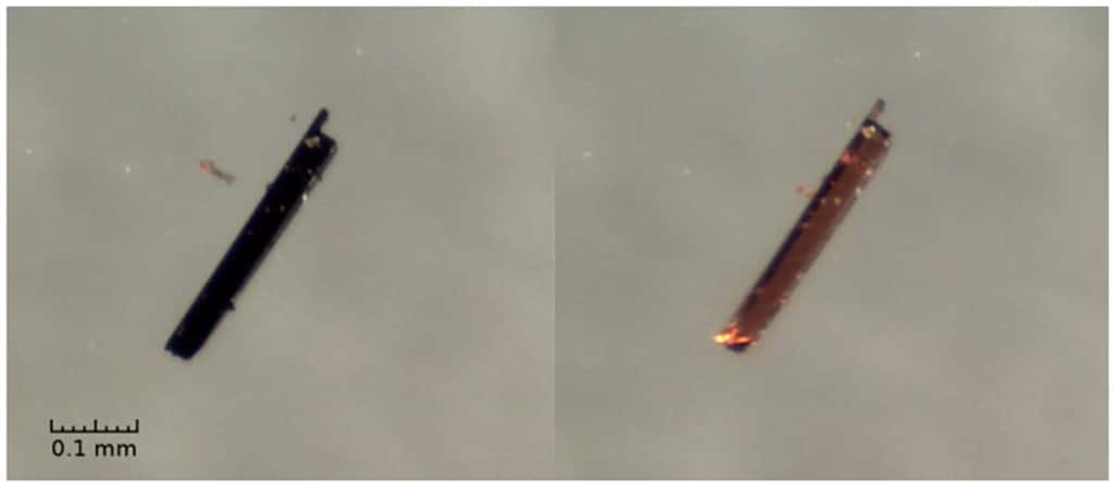 Observés au microscope, des cristaux gorgés d'oxygène (en noir, à gauche) et après la libération de ce gaz (à droite). La couleur a changé, trahissant un changement de structure. © Université du Danemark du Sud
