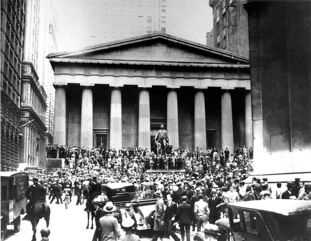 Foule devant la bourse américaine. © Wikimedia Commons, domaine public