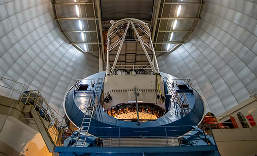 Fruit d’une collaboration internationale pour traquer l’énergie noire, le spectrographe Desi est monté sur l’ancien télescope Nicholas U. Mayall de l'Observatoire national de Kitt Peak, près de Tucson en Arizona. © Marilyn Chung, <em>Lawrence Berkeley National Laboratory</em>