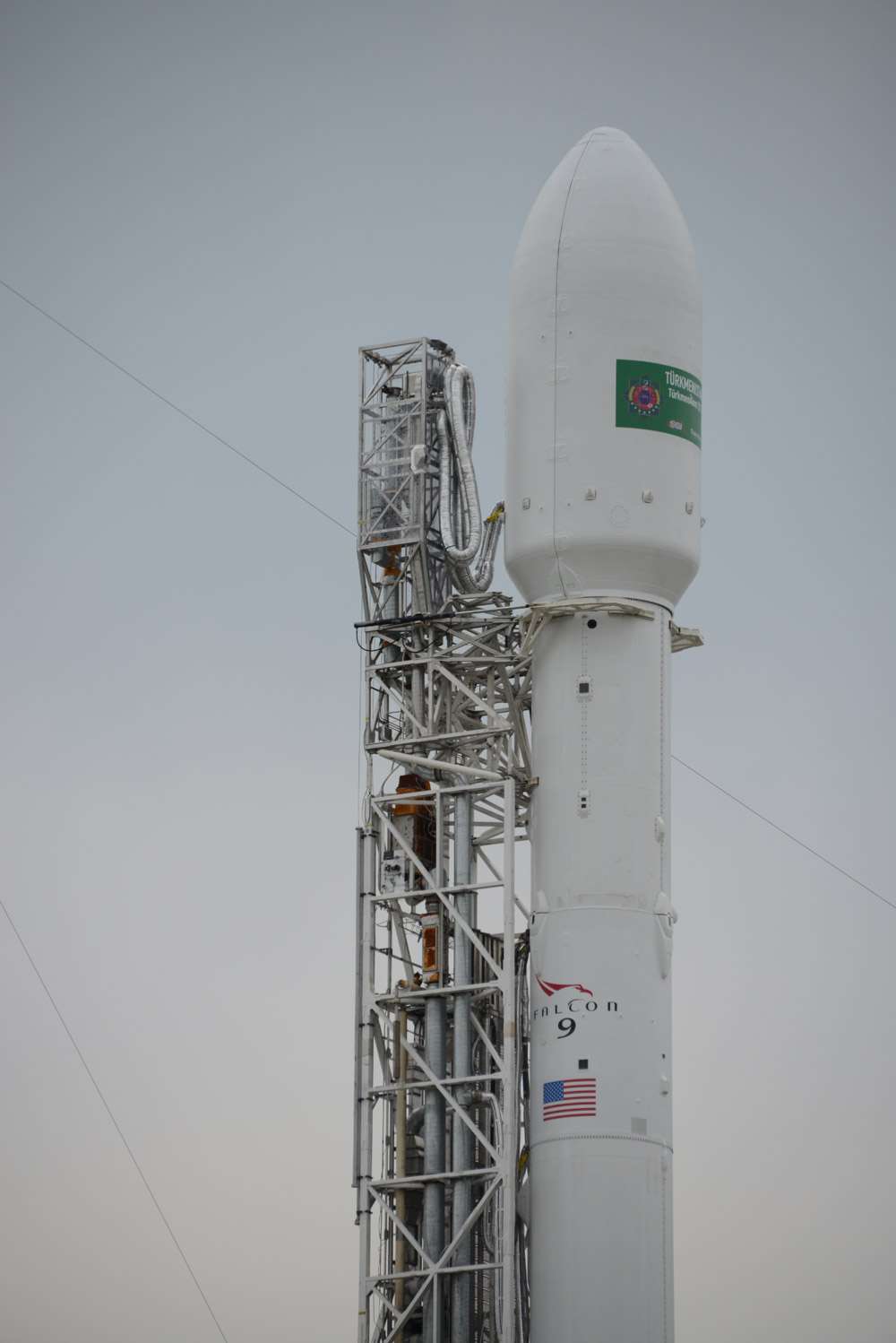 Le lanceur Falcon 9 de SpaceX ce lundi 27 avril, en attente du lancement, avant le remplissage des réservoirs (oxygène liquide et kérosène). © Rémy Décourt