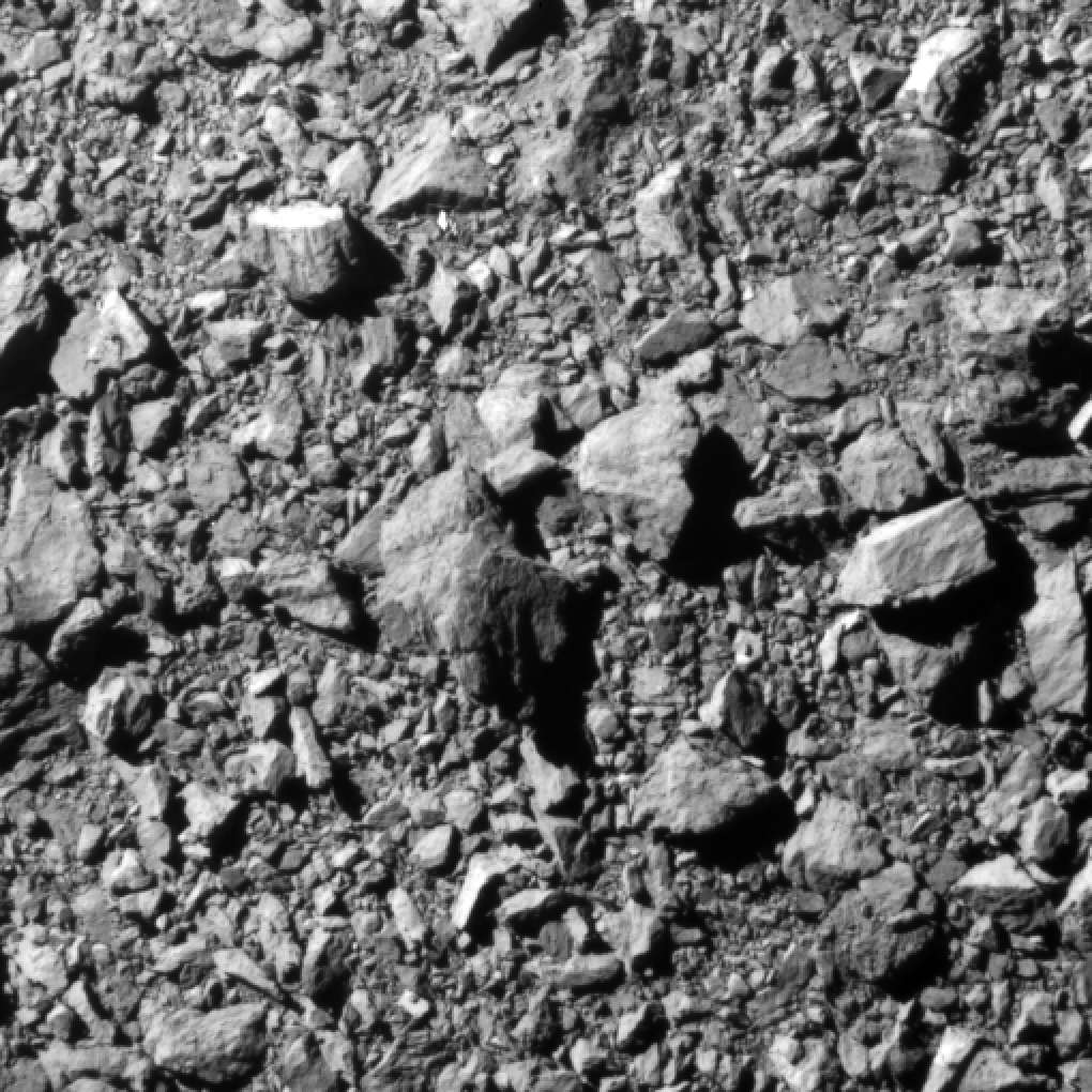 La dernière image complète de l'astéroïde Dimorphos, prise par l'imageur Draco de la sonde Dart à environ 12 kilomètres de l'astéroïde, deux secondes avant l'impact. L'image montre une zone de l'astéroïde de 31 mètres de diamètre. Le nord de Dimorphos se trouve vers le haut de l'image. © Nasa, Johns Hopkins AP