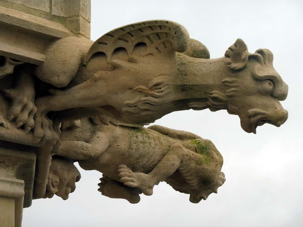 L’aspect grimaçant des gargouilles était destiné à faire peur au diable et à ses envoyés démoniaques. En photo, détail de la cathédrale Notre-Dame de Nevers. © Office de tourisme de Nevers