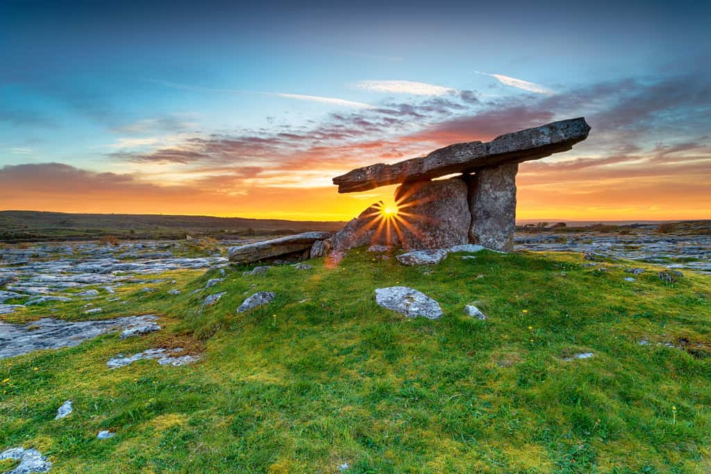 L'Irlande est riche en vestiges du Néolithique. Certains sont visibles, comme ici le dolmen de Poulnabrone, d'autres sont subtilement cachés dans le paysage, comme ces anciennes voies identifiées par une nouvelle étude. © Helen Hotson, Adobe Stock