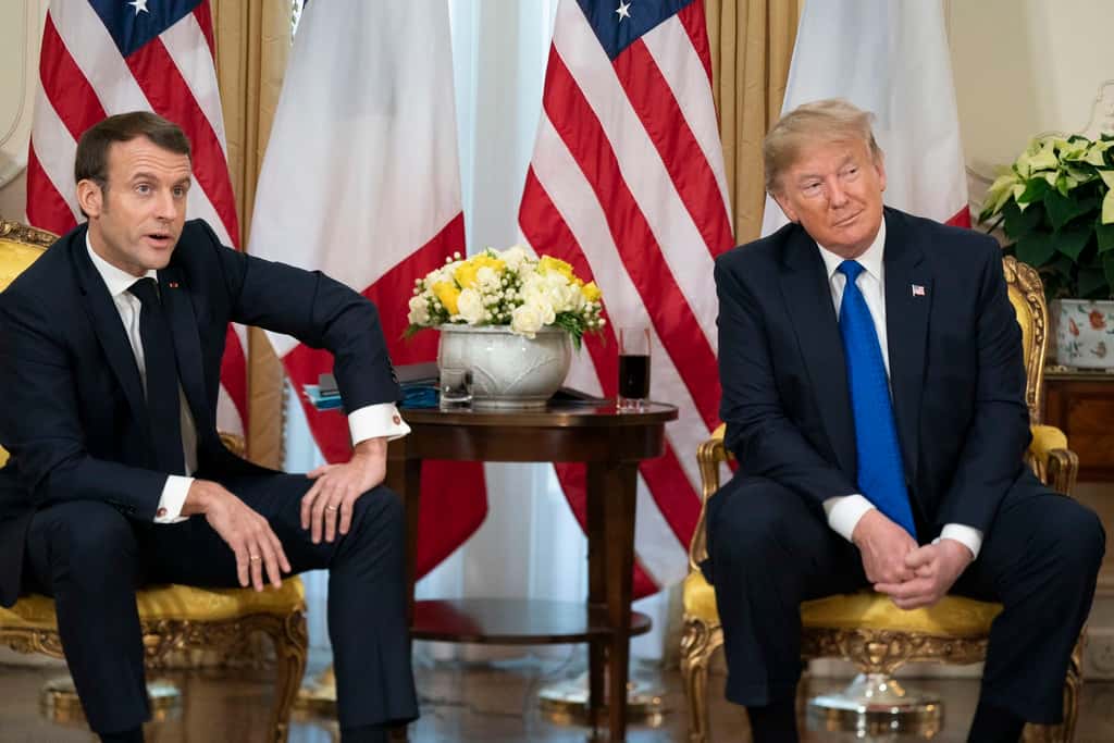 Le président Donald Trump en réunion avec le président français Emmanuel Macron le 3 décembre 2019 pour le 70<sup>e</sup> anniversaire de l'Otan. © Dan Scavino, <em>Wikimedia Commons</em>
