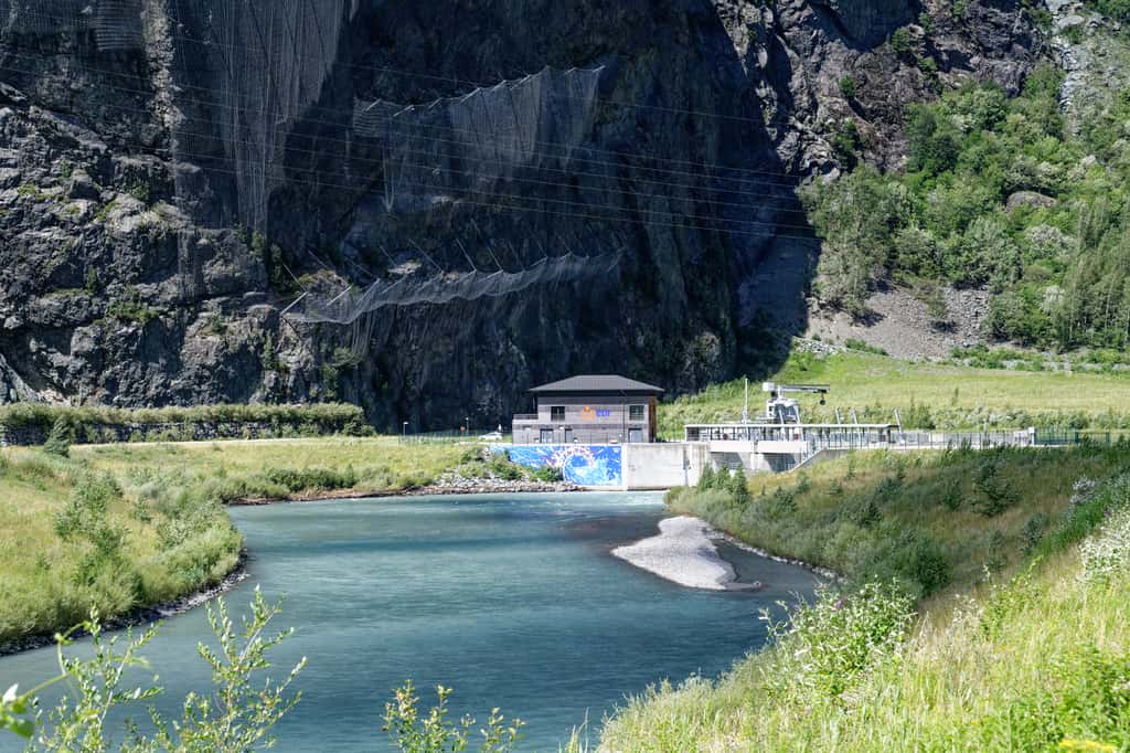 La centrale hydroélectrique EDF s'inscrit harmonieusement dans le paysage de la basse vallée de la Romanche. © Christophe Huret, EDF
