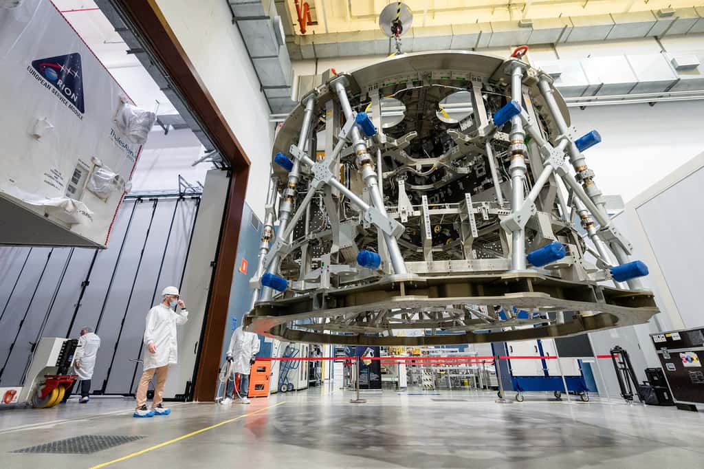 Le module de service d'Orion se présente sous la forme d'un cylindre de 4,5 mètres de diamètre et de 2,7 mètres de long (4 mètres avec le moteur) et d'une masse totale légèrement supérieure à 13 tonnes. © Thales Alenia Space