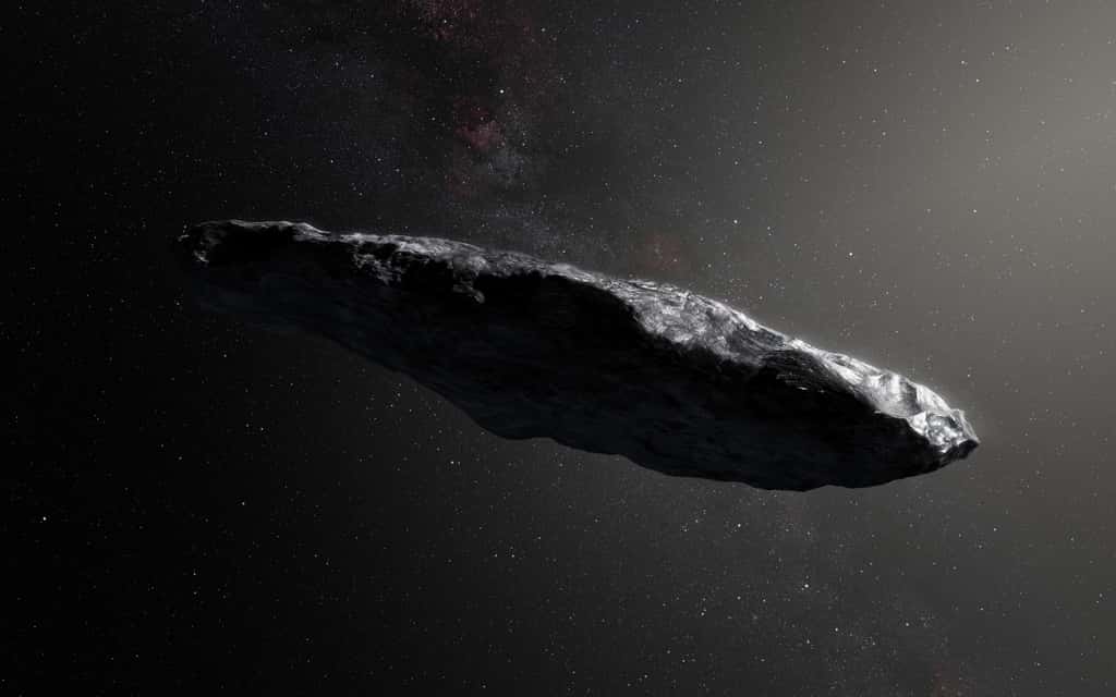 Vue d'artiste d'Oumuamua. D'aspect rougeâtre et en forme de cigare, avec une longueur de 800 mètres et une largeur de 80 mètres environ, qui plus est sur une orbite hyperbolique le conduisant à quitter le Système solaire à près de 90 km/s, il s'agit incontestablement d'un astéroïde ou d'une comète interstellaire. © ESO