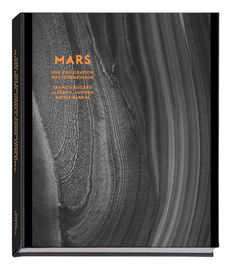 <em>Mars, une exploration photographique</em> est un ouvrage proposé par les éditions Xavier Barral. Disponible en ligne sur le site de l'éditeur... ou dans toutes les bonnes librairies matérielles. © Nasa, JPL, université d’Arizona, éditions Xavier Barral