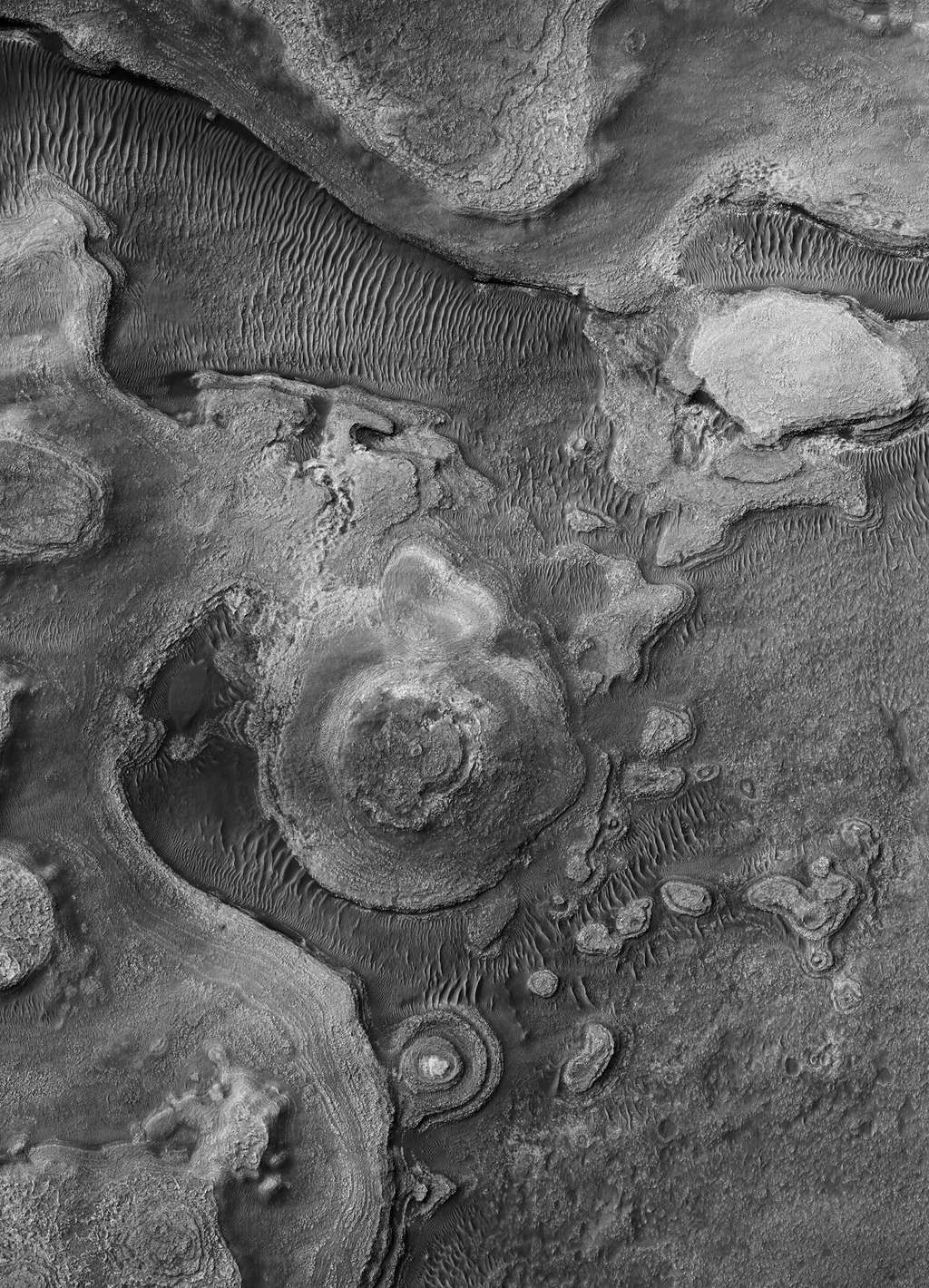 Buttes sédimentaires stratifiées dans la région d’Argyre. © Nasa, JPL, université d’Arizona, éditions Xavier Barral