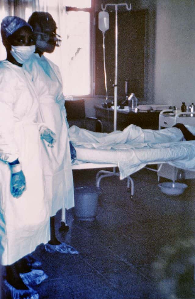 Les premières épidémies de virus Ébola ont été décrites en 1976, comme ici en République démocratique du Congo. © CDC/Dr Lyle Conrad, Wikimedia Commons, DP