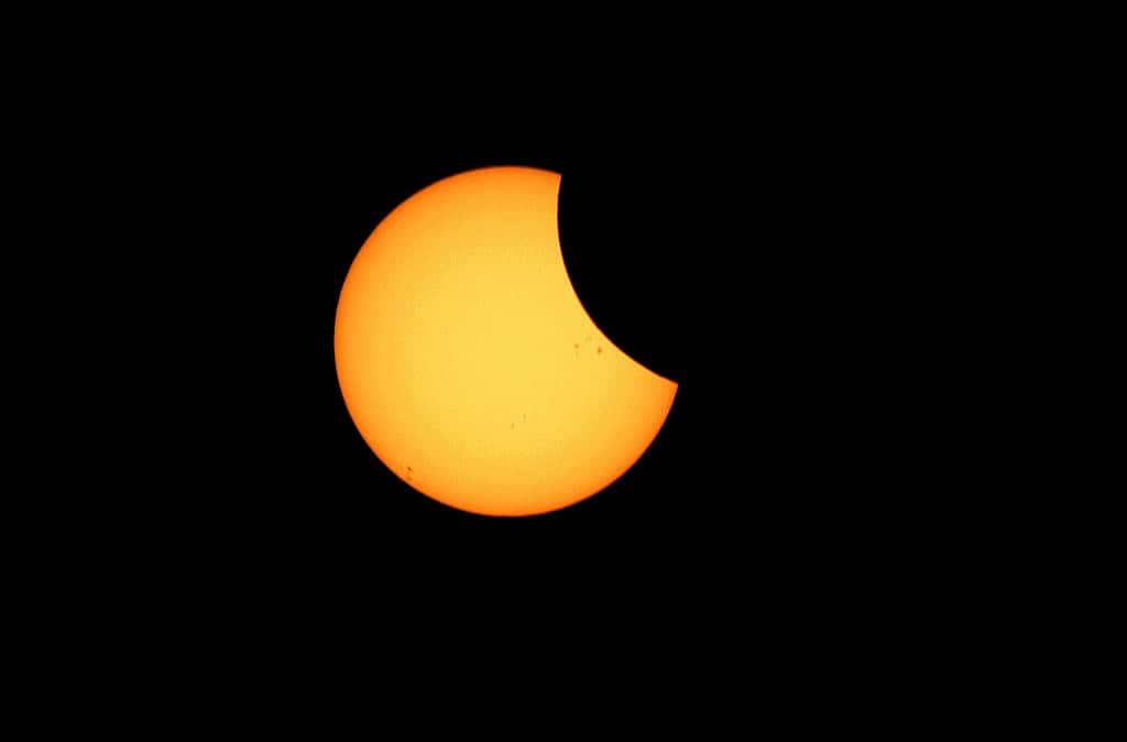L'éclipse de Soleil totale commence. On remarque déjà des taches solaires. © Désiré Minkoh