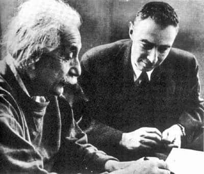 Albert Einstein et Robert Oppenheimer à l'<em>Institute for Advanced Study</em> à Princeton. © <em>Image courtesy of US Govt. Defense Threat Reduction Agency</em>, <em>Wikimedia Commons</em>. Domaine public