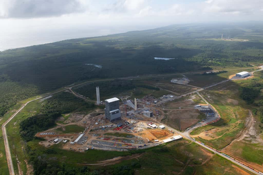État d'avancement du chantier de construction du pas de tir d'Ariane 6 (ELA-4) à juin 2019. Au fond à droite, il est possible de voir le pas de tir ELA-3 qu'utilise l'actuelle Ariane 5. © ESA, S. Corvaja