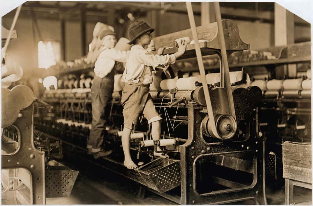 Enfants travaillant dans une filature, Macon, Géorgie, USA ; photo Lewis Hine, 1909. © Wikimedia Commons, domaine public.