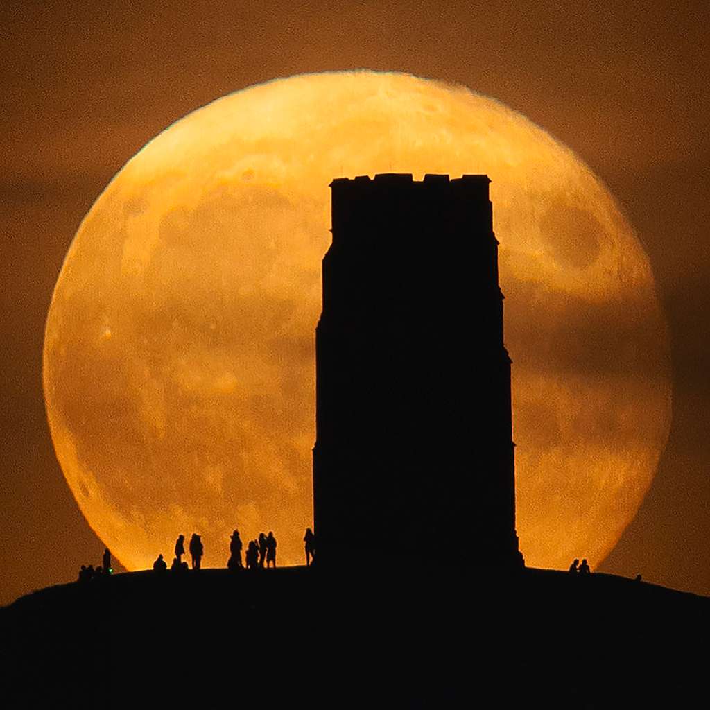 Dans la catégorie « People & Space », trois photos ont été primées. Un spectaculaire lever d’une Pleine Lune derrière Glastonbury Tor, au Royaume-Uni, en septembre 2021. © Hannah Rochford