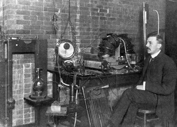 Le prix Nobel de physique Ernest Rutherford  dans son laboratoire à Montréal en 1905. © <em>McGill University</em>