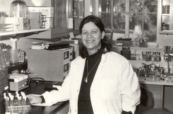 Esther Zimmer Lederberg dans son laboratoire en 1977. © Domaine public, collection <em>Stanford University archive</em>, site : http://www.estherlederberg.com/