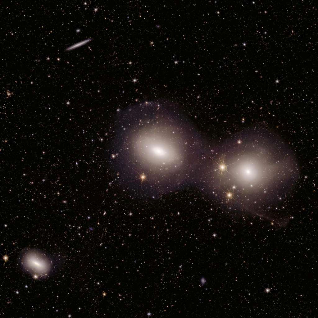 Ici, Euclid capture des galaxies évoluant et fusionnant « en action » dans le groupe de galaxies de la Dorade, avec de magnifiques queues de marée et coquilles résultant d'interactions en cours. Les scientifiques utilisent cet ensemble de données pour étudier l’évolution des galaxies, améliorer nos modèles de l’histoire cosmique et comprendre comment les galaxies se forment au sein de halos de matière noire. Cette image montre la polyvalence d’Euclid : un large éventail de galaxies est visible ici, de très brillantes à très faibles. Grâce à la combinaison unique d’Euclid d’un grand champ de vision, d’une profondeur remarquable et d’une haute résolution spatiale, il peut capturer des caractéristiques minuscules (amas d’étoiles), plus larges (noyaux de galaxies) et étendues (queues de marée), le tout dans une seule image. Les scientifiques recherchent également des amas d’étoiles individuels éloignés, appelés amas globulaires, pour retracer leur histoire et leur dynamique galactiques. © ESA/Euclid/Euclid Consortium/Nasa, traitement d'images par J.-C. Cuillandre (CEA Paris-Saclay), G. Anselmi ; Licence standard CC BY-SA 3.0 IGO ou ESA