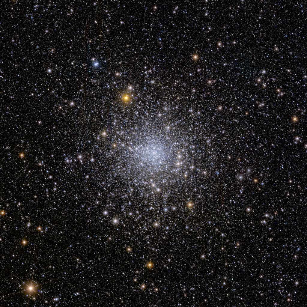 Cette image scintillante montre l’amas globulaire appelé NGC 6397. Il s'agit du deuxième amas globulaire le plus proche de la Terre, situé à environ 7 800 années-lumière. Les amas globulaires sont des ensembles de centaines de milliers d'étoiles liées par la gravité. Actuellement, aucun autre télescope qu'Euclid ne peut observer un amas globulaire en entier et en une seule observation, et en même temps distinguer autant d'étoiles dans l'amas. Ces étoiles faibles nous racontent l’histoire de la Voie lactée et la localisation de la matière noire. <a href="https://www.esa.int/var/esa/storage/images/esa_multimedia/images/2023/11/euclid_s_view_of_globular_cluster_ngc_6397/25170802-1-eng-GB/Euclid_s_view_of_globular_cluster_NGC_6397.jpg" target="_blank">Téléchargez l'image en haute résolution</a>. © ESA/Euclid/Euclid Consortium/NASA, image processing by J.-C. Cuillandre (CEA Paris-Saclay), G. Anselmi; CC BY-SA 3.0 IGO