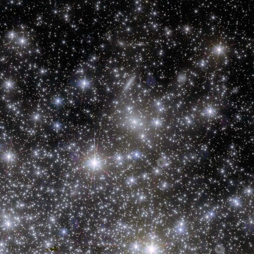 Zoom sur une partie de l’amas globulaire NGC 6397 dont on peut voir en arrière-plan une multitude de galaxies ! <a href="https://www.esa.int/var/esa/storage/images/esa_multimedia/images/2023/11/euclid_s_view_of_globular_cluster_ngc_6397/25170802-1-eng-GB/Euclid_s_view_of_globular_cluster_NGC_6397.jpg" target="_blank">Téléchargez l'image en haute résolution</a>. © ESA/Euclid/Euclid Consortium/NASA, image processing by J.-C. Cuillandre (CEA Paris-Saclay), G. Anselmi; CC BY-SA 3.0 IGO