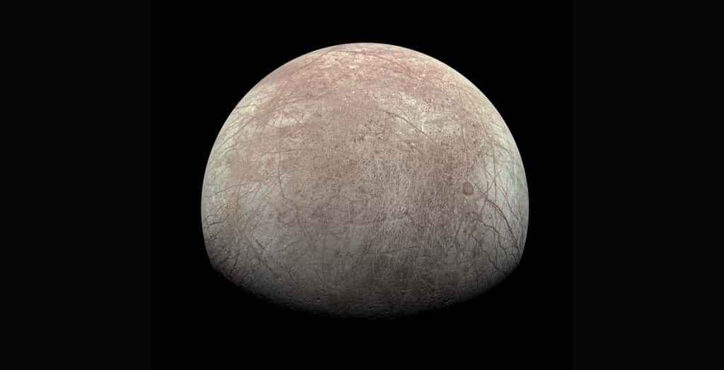 Europe, lune de Jupiter, est un des mondes potentiellement habitable où la vie peut exister dans le Système solaire. Image prise par la Junocam de la sonde Juno lors du périjove 45 le 29 septembre 2022. &nbsp;Image traitée par Kevin M. Gill. © Nasa, JPL-Caltech, SwRI, MSSS, Kevin M. Gill, CC BY&nbsp;Creative Commons Attribution 3.0 Unported