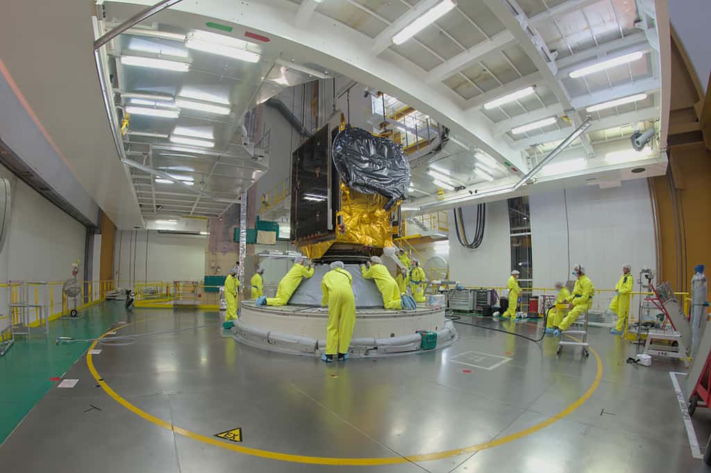 Le satellite Eutelsat Quantum est installé sur le lanceur Ariane 5, dans le Bâtiment d'assemblage final (le BAF). © ESA, M. Pedoussaut
