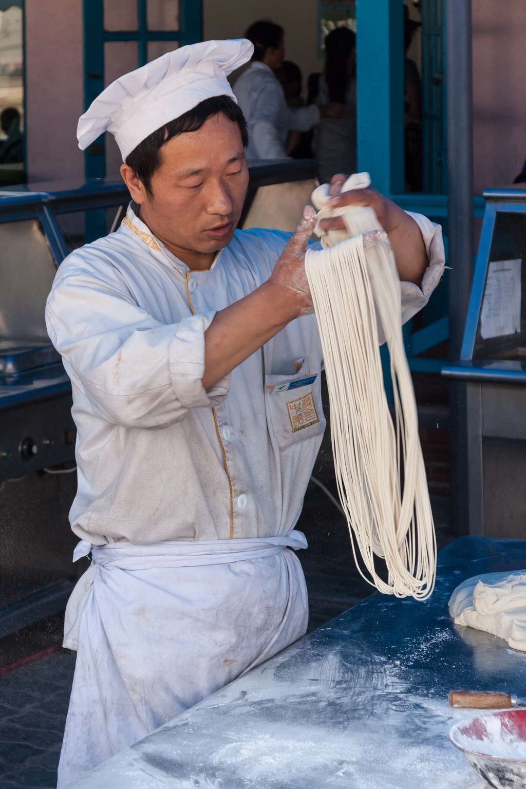 Fabricant chinois de pâtes artisanales ; Dalian Laohutan Ocean Park, Chine, 2009. © CEphoto, Uwe Aranas.
