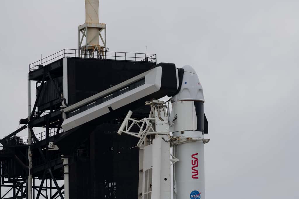 Le lanceur Falcon 9 avec à son sommet la capsule Crew Dragon qui transportera quatre astronautes jusqu'à la Station spatiale le 22 avril 2021. Ici sur le pas de tir 39A du Kennedy Space Center, le 19 avril 2021. © ESA, S. Corvaja