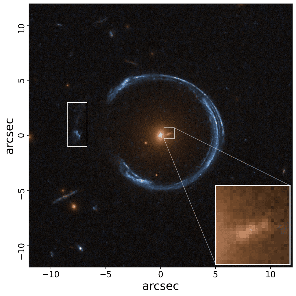 Une autre image du Fer à Cheval Cosmique, mais avec les deux images d'une seconde source d'arrière-plan mises en évidence. L'image centrale, faiblement visible, se forme près du trou noir, ce qui a rendu cette nouvelle découverte possible. © Nasa, ESA, Tian Li (université de Portsmouth)