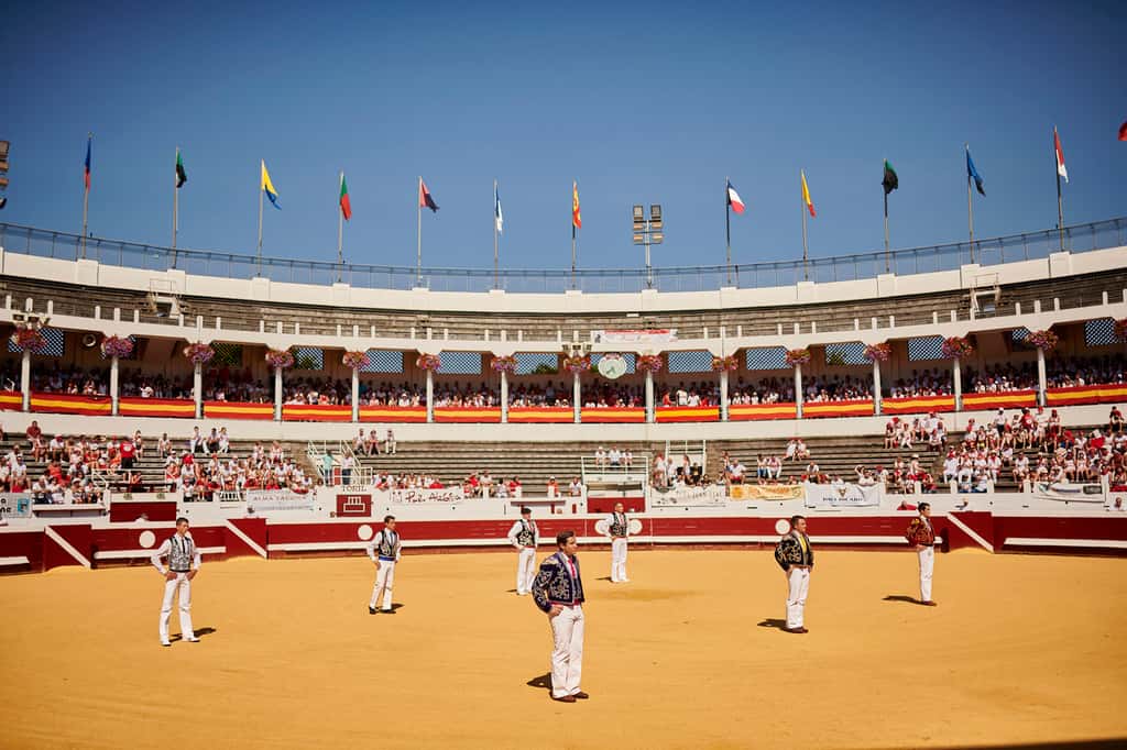 Dans les arènes de Dax, on peut aussi assister à des <em>novilladas</em>. Ces corridas sans picador attirent un public familial. © JPEG Studio