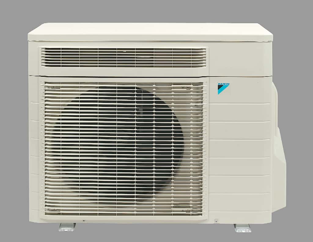 La gamme de climatiseurs domestiques Ururu Sarara de Daikin est la première à recevoir le R32 pur. Le mélange actuellement utilisé, le R410a, n’a pas d’incidence sur la couche d’ozone, mais il est crédité d’un GWP de 2.150 par l’AFCE (<em>Alliance Froid Climatisation Environnement</em>). © Daikin