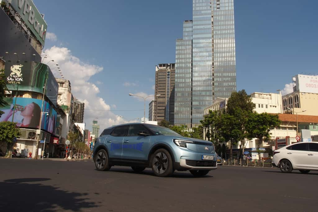 Le nouveau SUV électrique est aussi à l'aise en ville que sur les routes en pleine nature. © Ford